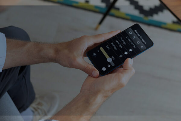 Homem sentado olhando para a tela do celular com um aplicativo aberto | Como funciona a autenticação de dois fatores.