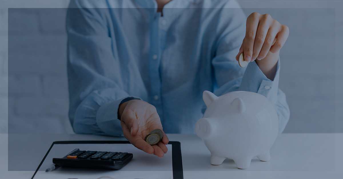 Mulher sentada guardando dinheiro no cofre. 4 passos para começar a economizar