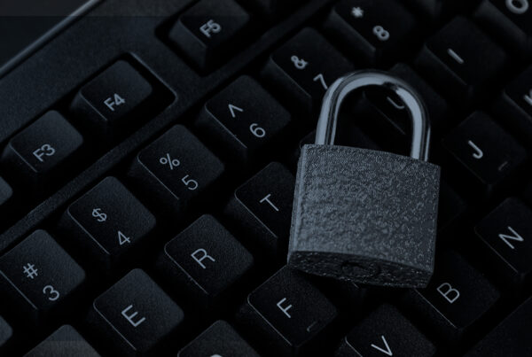 Um teclado preto com um cadeado em cima. Benefícios da rede virtual privada