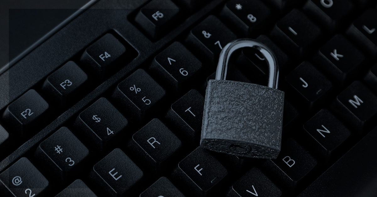 Um teclado preto com um cadeado em cima. Benefícios da rede virtual privada