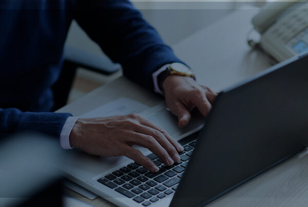 Vantagens e desvantagens da utilização de máquina virtual por colaboradores terceirizados