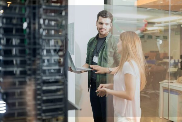 do-tradicional-ao-moderno-uma-comparacao-entre-data-centers-e-servidores-cloud