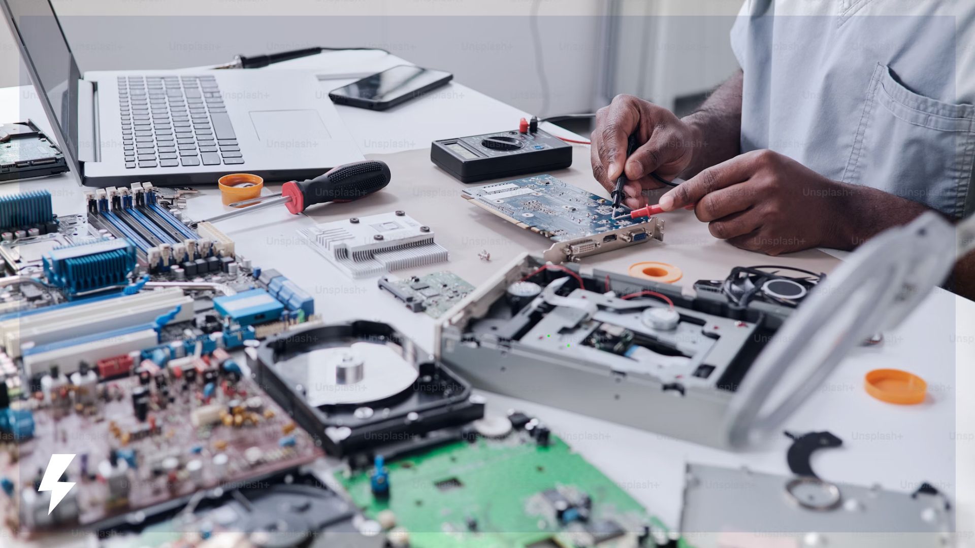 como-proteger-seu-computador-de-picos-de-energia