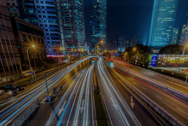 Imagem de uma cidade em movimento, representando a gestão urbana e conectividade.