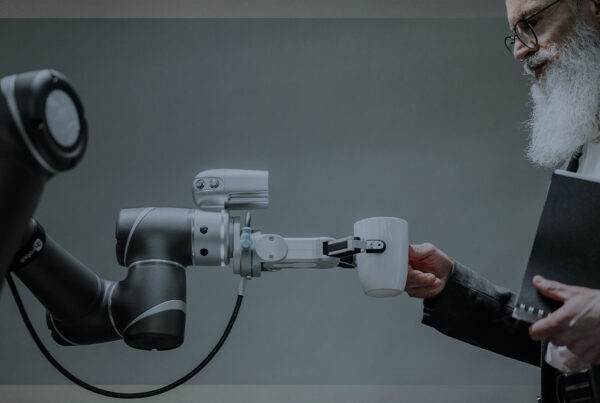 Robô entregando uma caneca para um homem, representando a automação nos atendimentos.