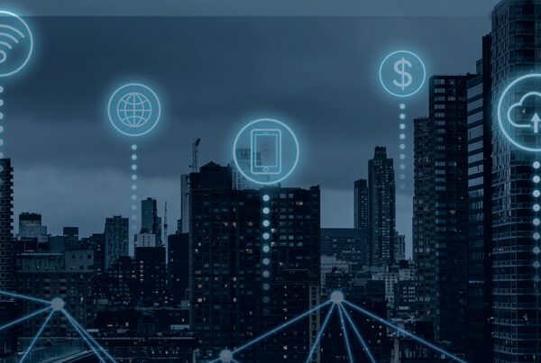 Paisagem urbana com ícones digitais, como Wi-Fi, nuvem e dispositivos móveis, representando conectividade em áreas urbanas e um paralelo a desigualdade digital.