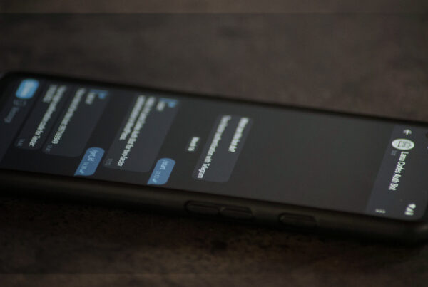 Tela de smartphone com interface de aplicativo de mensagens aberta, mostrando uma conversa com um chatbot automatizado.