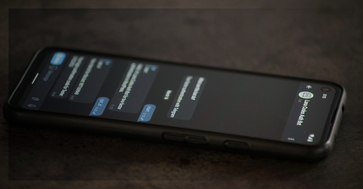 Tela de smartphone com interface de aplicativo de mensagens aberta, mostrando uma conversa com um chatbot automatizado.