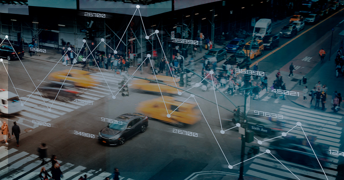 Cena urbana movimentada com táxis amarelos e pedestres em um cruzamento, sobreposta por gráficos digitais e números, ilustrando a transformação do transporte público com tecnologia.
