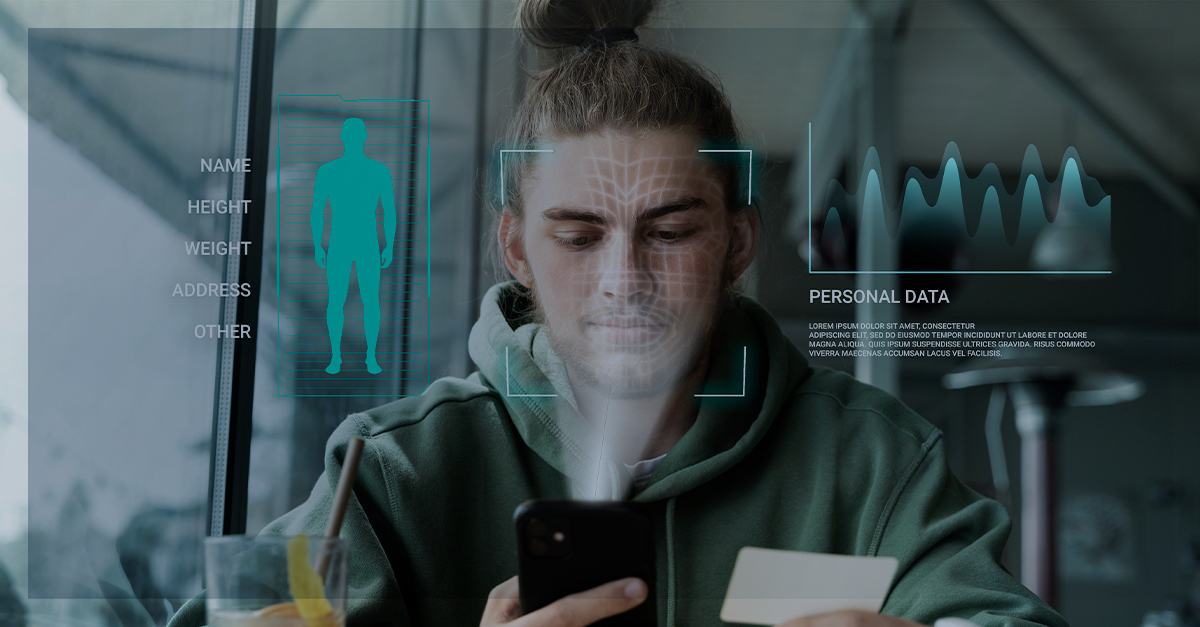 Jovem de cabelo preso em um coque utiliza o celular enquanto sua face é escaneada digitalmente, simulando uma coleta de dados biométricos com sobreposição de gráficos futuristas e informações pessoais.