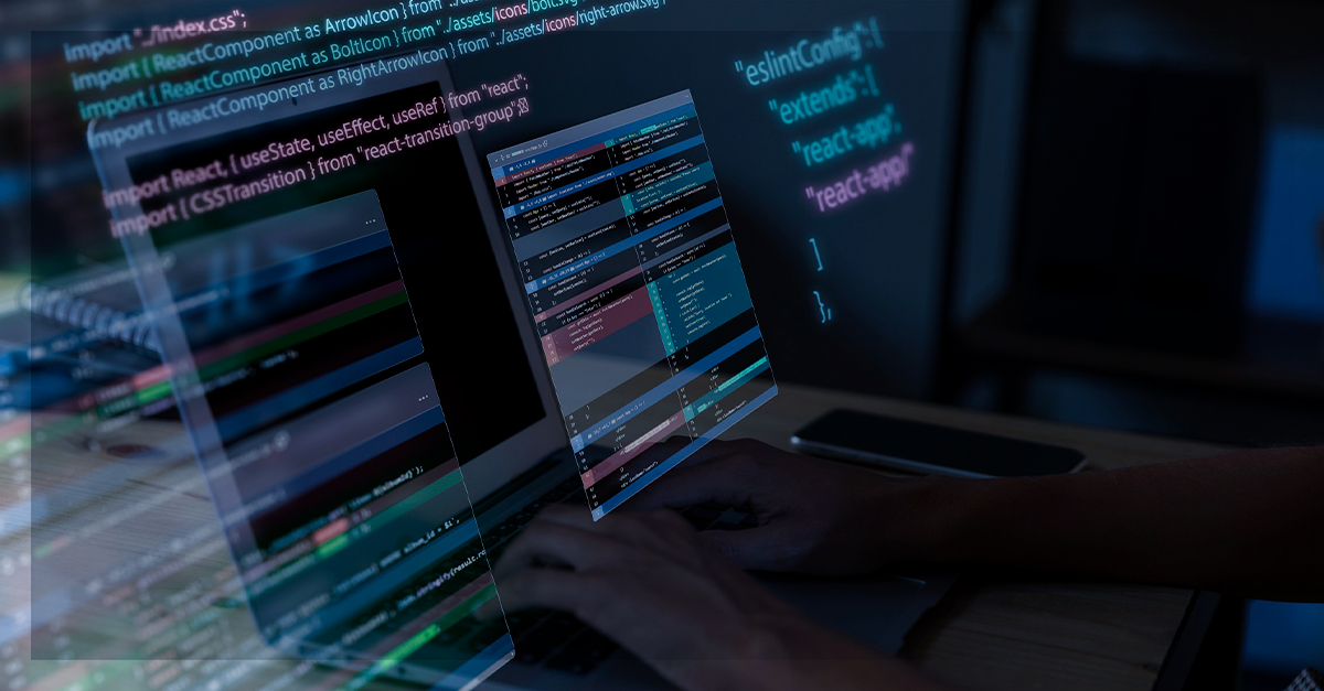 Pessoa digitando em um notebook com várias janelas de código flutuando sobre a tela, destacando uma interface de programação em ambiente de desenvolvimento moderno.