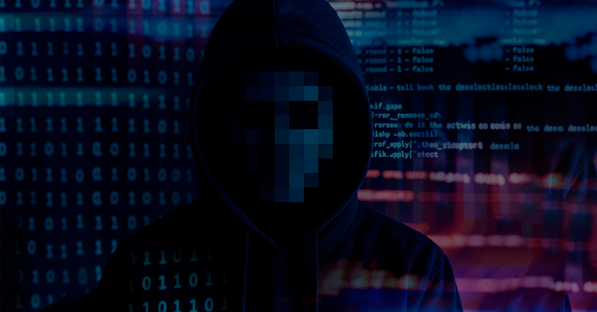 Figura com capuz em frente a um fundo de códigos binários e linguagens de programação, com o rosto pixelado para ocultar a identidade, simbolizando o hacktivismo e protestos digitais.