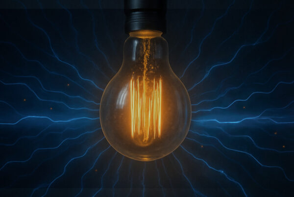 Lâmpada incandescente acesa com filamento visível, emitindo luz amarela, cercada por feixes de energia azul que se espalham em várias direções, simbolizando transmissão de dados pela luz, o Li-Fi.