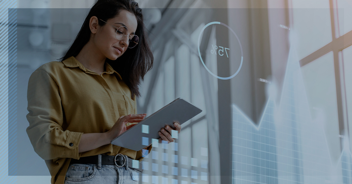 Mulher jovem com óculos e camisa amarela usando um tablet, sobreposição de gráficos digitais e barra de progresso circular mostrando 75%, representando digitalização, automação e análise de dados.