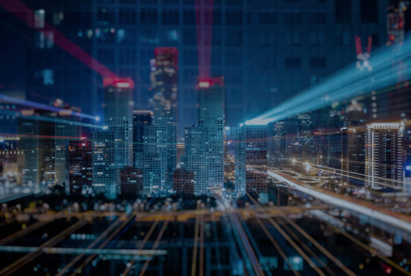 Paisagem urbana iluminada com efeitos digitais, representando conectividade, transformação digital e futuro das telecomunicações.