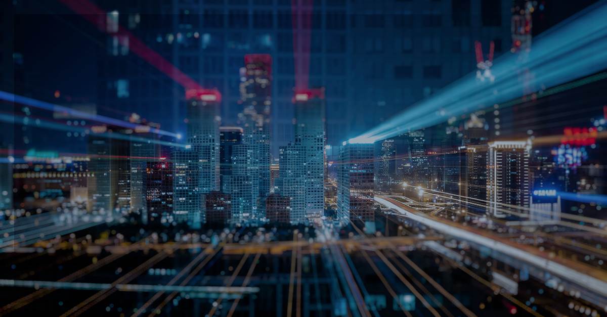 Paisagem urbana iluminada com efeitos digitais, representando conectividade, transformação digital e futuro das telecomunicações.