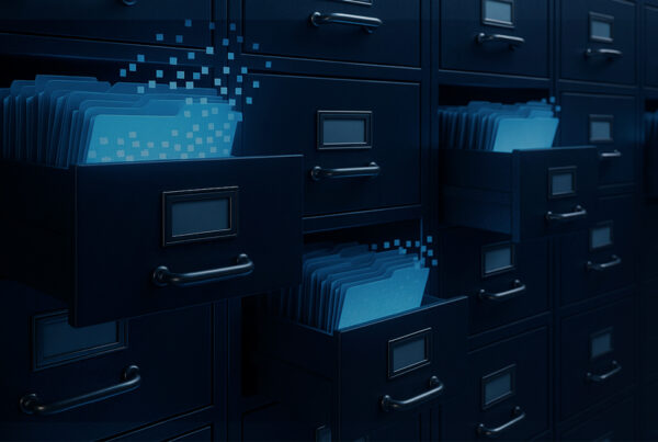 Arquivos físicos organizados em gavetas de fichário, com pastas azuis se desfazendo em pixels, simbolizando a digitalização e preservação de documentos e aspecto cultural no meio digital.
