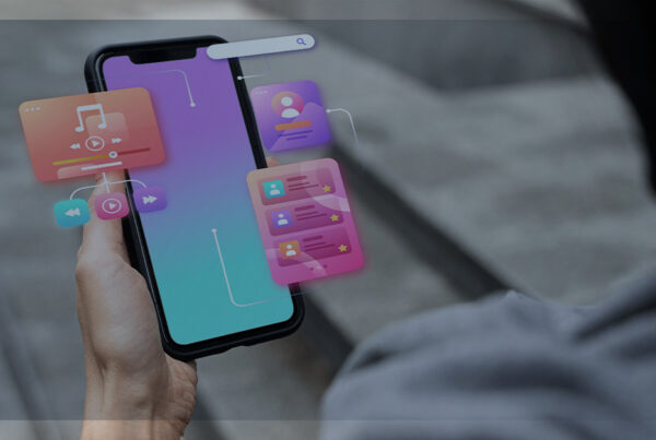 Mão segurando um smartphone com ícones flutuantes de aplicativos coloridos representando a integração de serviços digitais em um superapp.