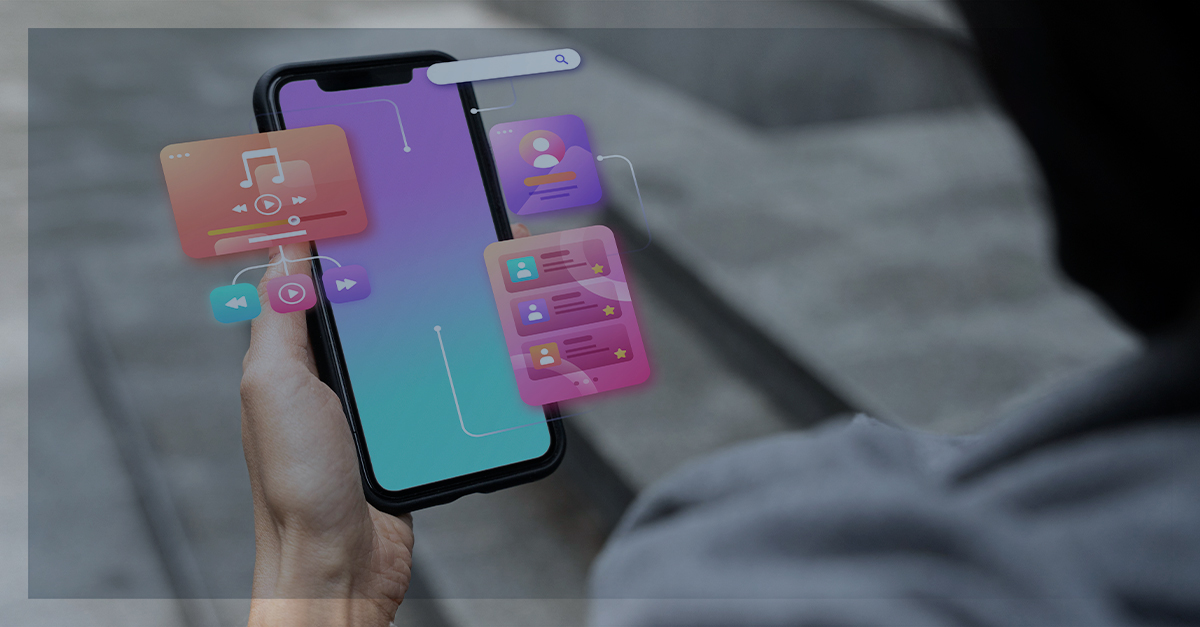 Mão segurando um smartphone com ícones flutuantes de aplicativos coloridos representando a integração de serviços digitais em um superapp.