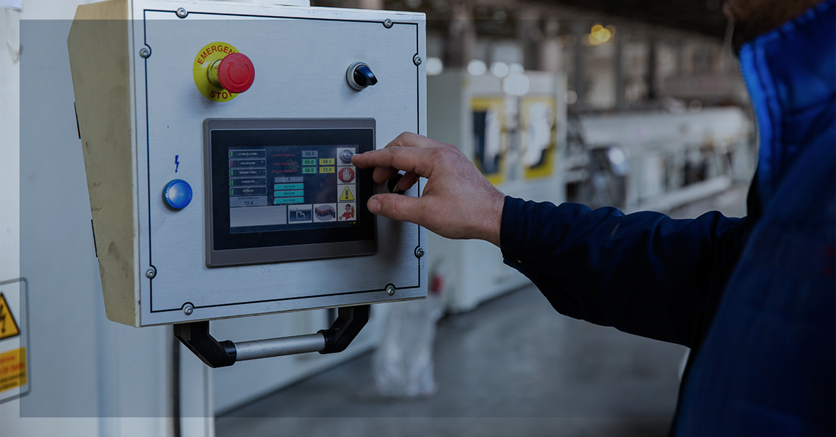 Pessoa usando um painel de controle com tela sensível ao toque em ambiente industrial, representando o uso de sensores inteligentes para monitoramento e automação.