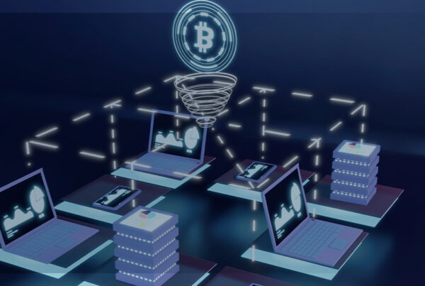 Ilustração de uma rede blockchain: laptops e servidores conectados por linhas pontilhadas, com um ícone de Bitcoin no centro acima, representando troca de dados e transações distribuídas.